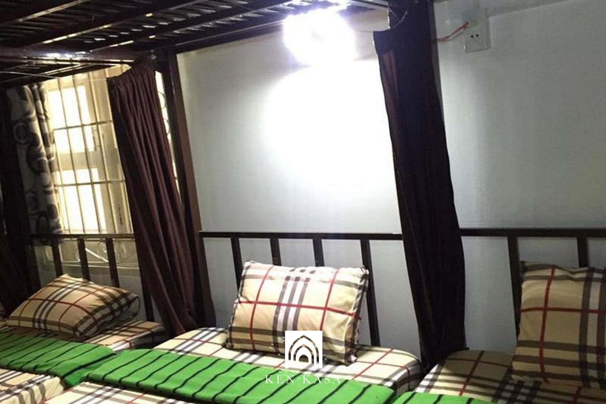 Sakura hostel có tông màu gỗ ấm áp tạo cảm giác gần gũi 